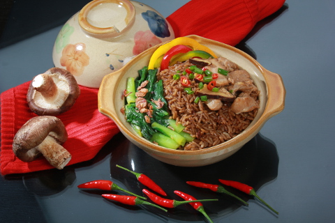 Yamie Claypot Rice with Chicken Chunks and Vegetables