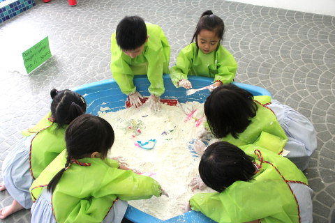 KiddiWinkie Schoolhouse - Learning through sensory play