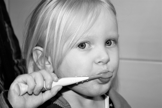 kids brushing teeth