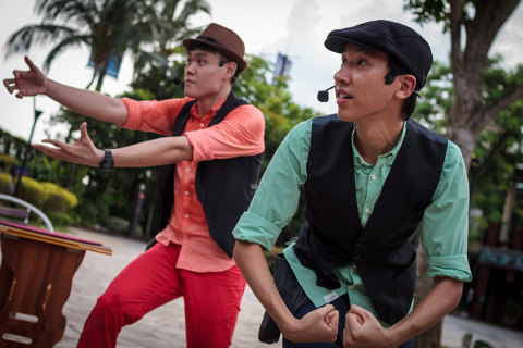 Sentosa Buskers Festival - The Two Tall Guys