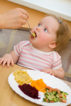 toddler eating vegetables