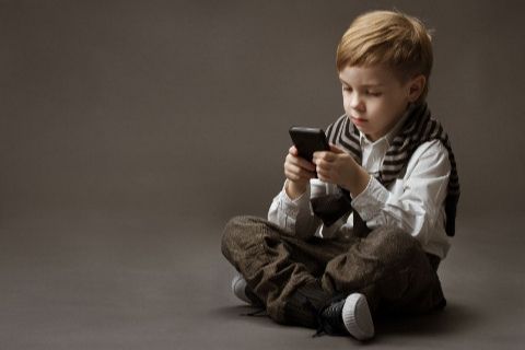 kid with iphone