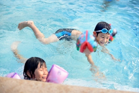 kids swimming