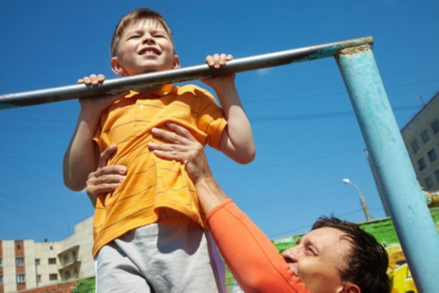 kid doing chin up