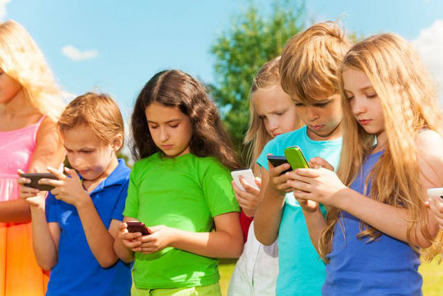 kids using phone