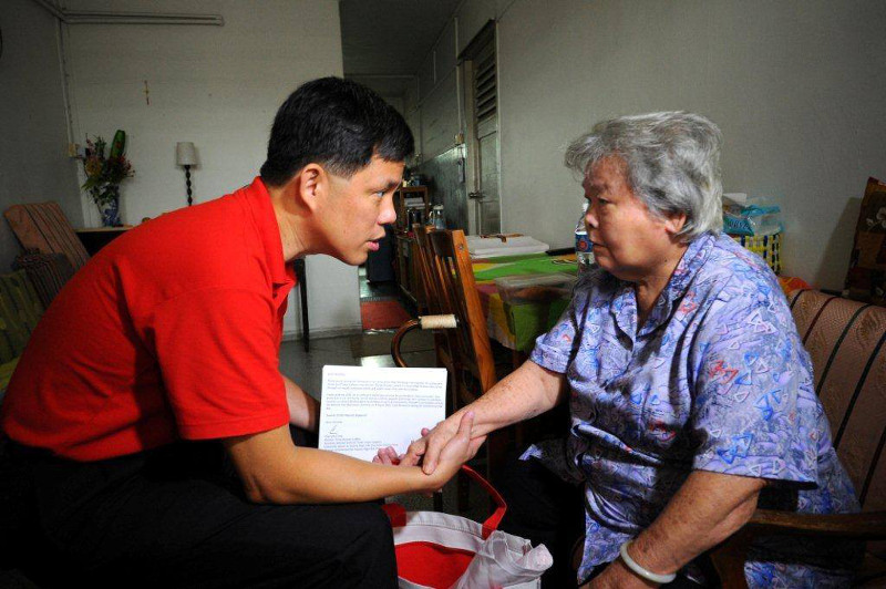 Chan Chun Sing talking to a senior resident