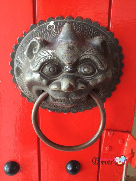 lion head on door