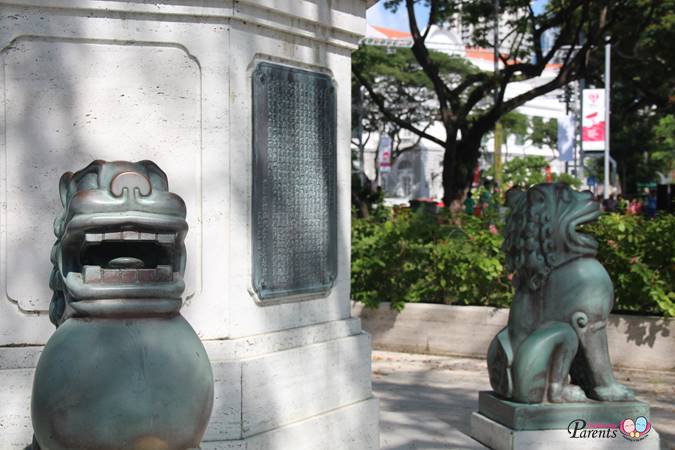 lions guarding lim bo seng memorial