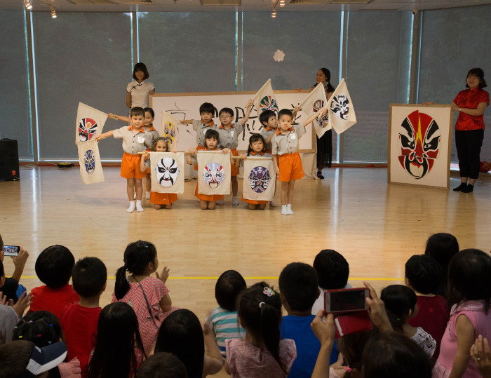 Students of Chengzhu Kindergarten performing