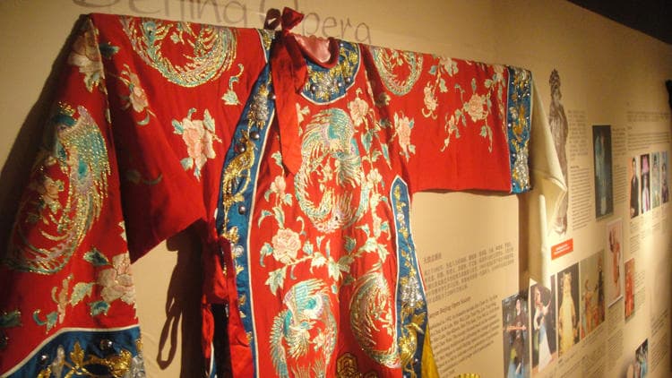 costume at singapore chinese opera museum