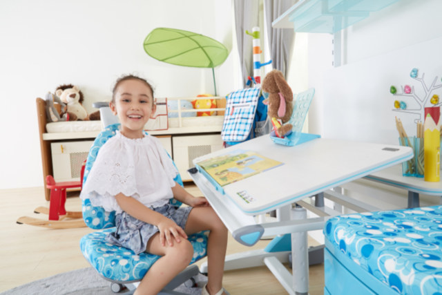 TakeASeat Ergonomic chairs and tables for kids