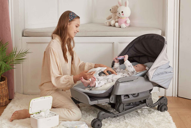 Combi Parenting Station diaper change