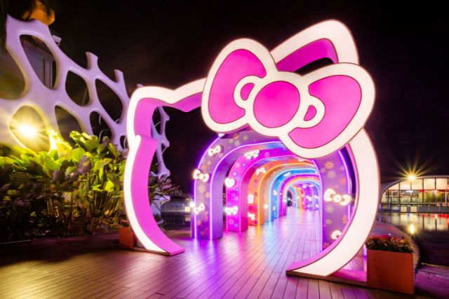 VivoCity Mid Autumn Festival Hello Kitty tunnel bridge