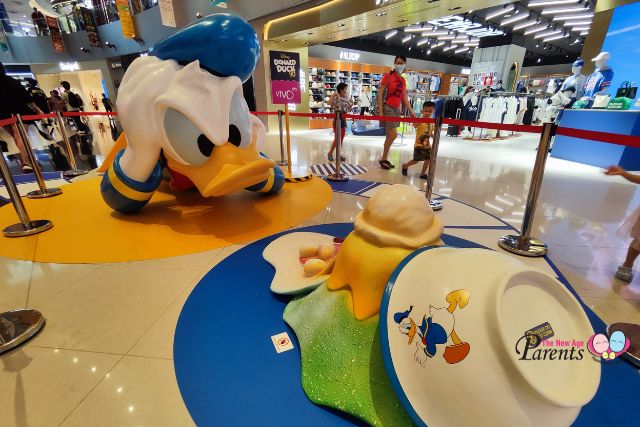 Donald Duck installation VivoCity