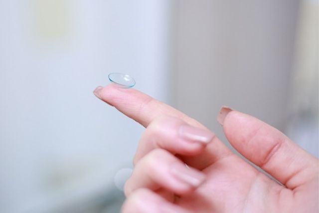 are contact lenses harmful for children