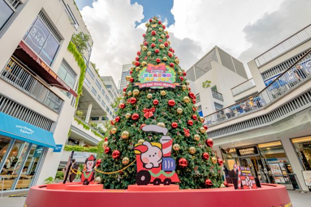 One Holland Village Christmas Tree