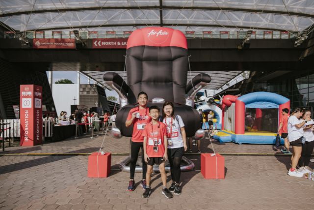 Kuan Hwee with his family at AirAsia Kallang Run 2025