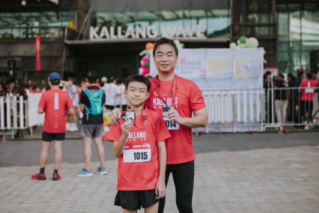 Kuan Hwee with his son at AirAsia Kallang Run