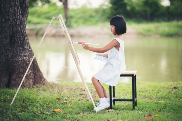 Girl enjoying art Magnific